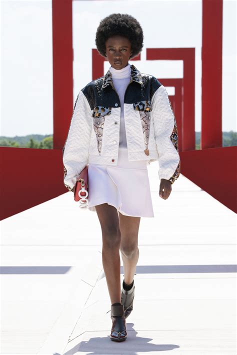 vogue runway louis vuitton.